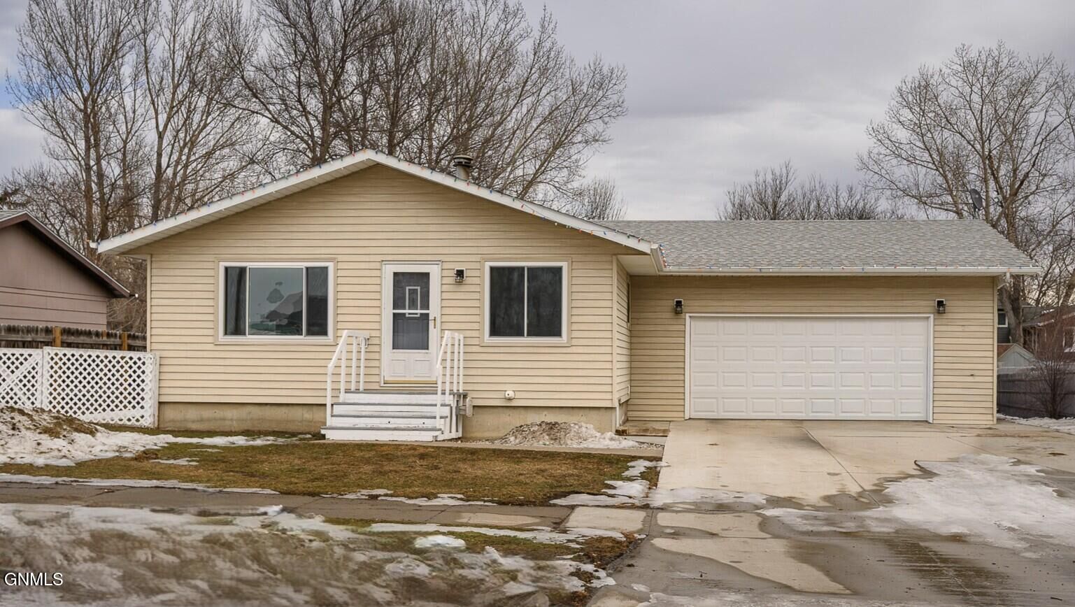 Property Photo:  1006 Elbowoods Drive  ND 58545 