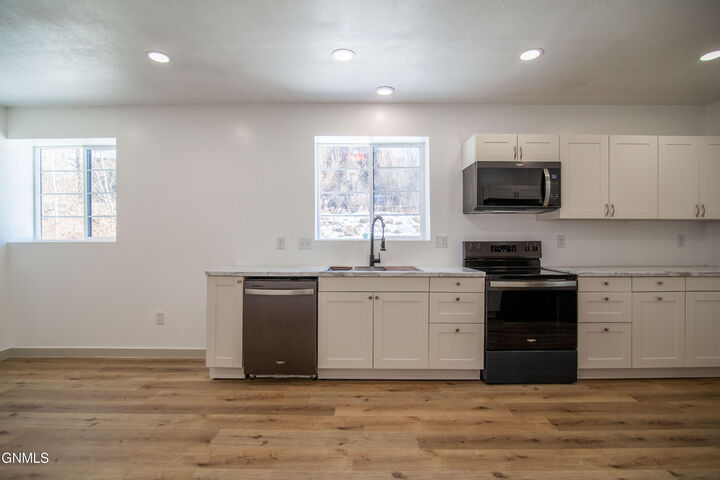 Property Photo:  602 6th Avenue NW  ND 58554 