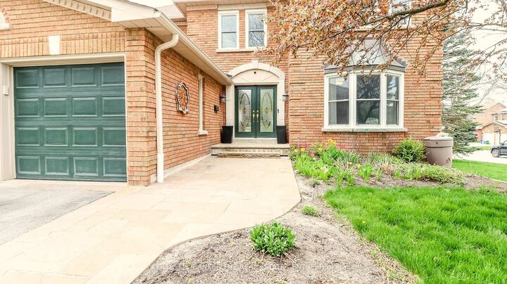 Property Photo: 37 Falling Brook Drive ON L4N 7E9