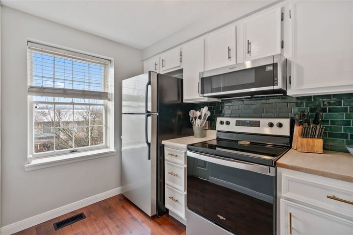 Property Photo:  7 Shadow Dr  PA 15227 