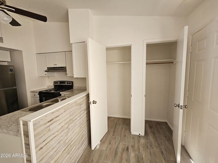 Property Photo:  302 S Westfall Avenue 2  AZ 85281 