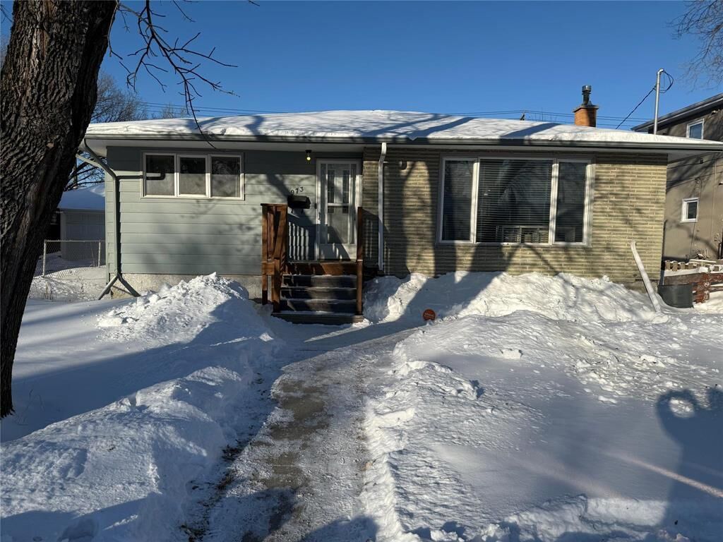 Property Photo:  973 Elizabeth Road  MB R2J 1B2 