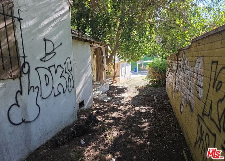 Property Photo: 2200 Nichols Canyon Rd CA 90046