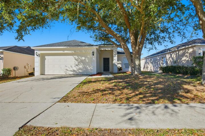 Property Photo:  914 Stallion Way  FL 33594 