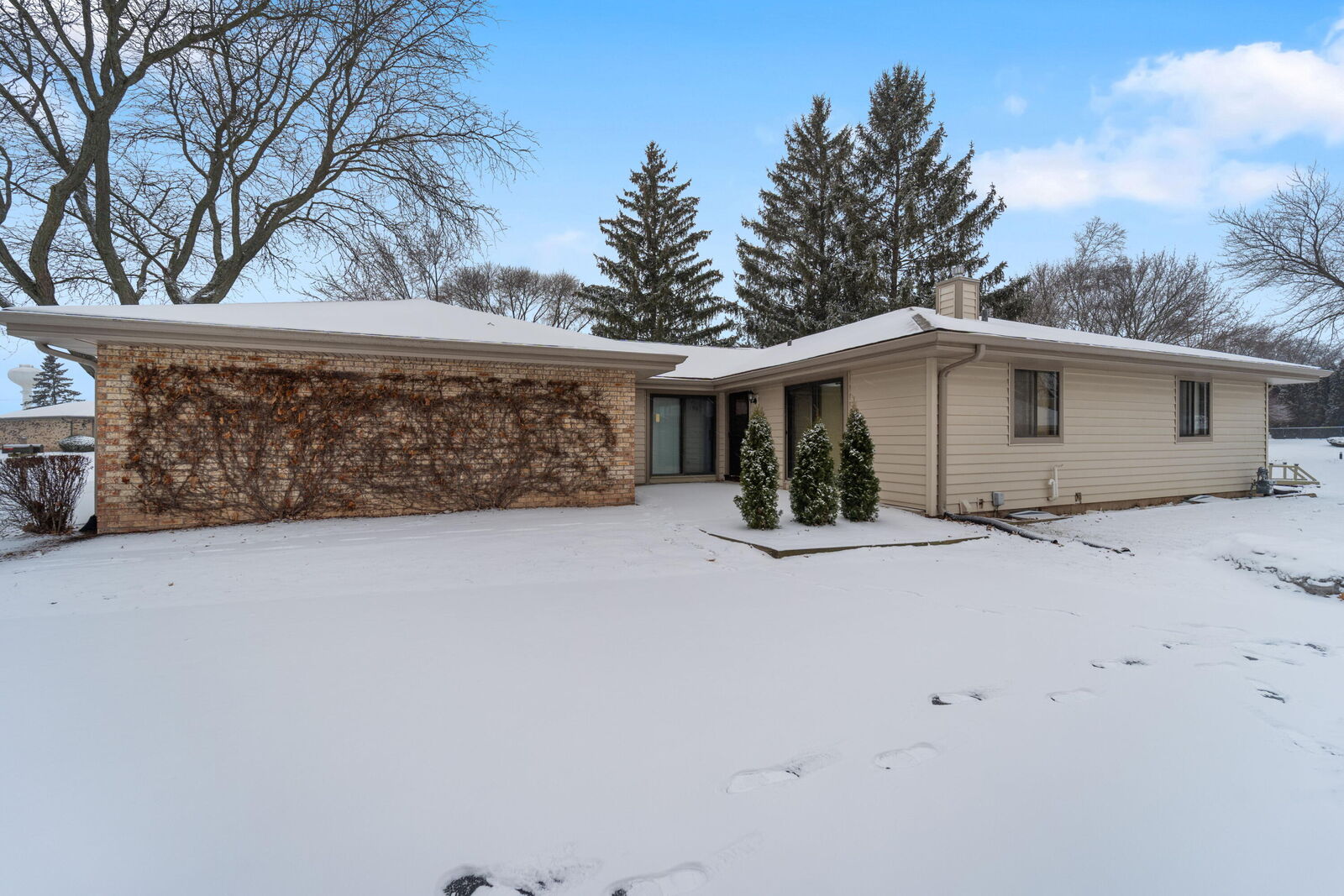 Property Photo: 11015 N Balsam Tree Ct WI 53092