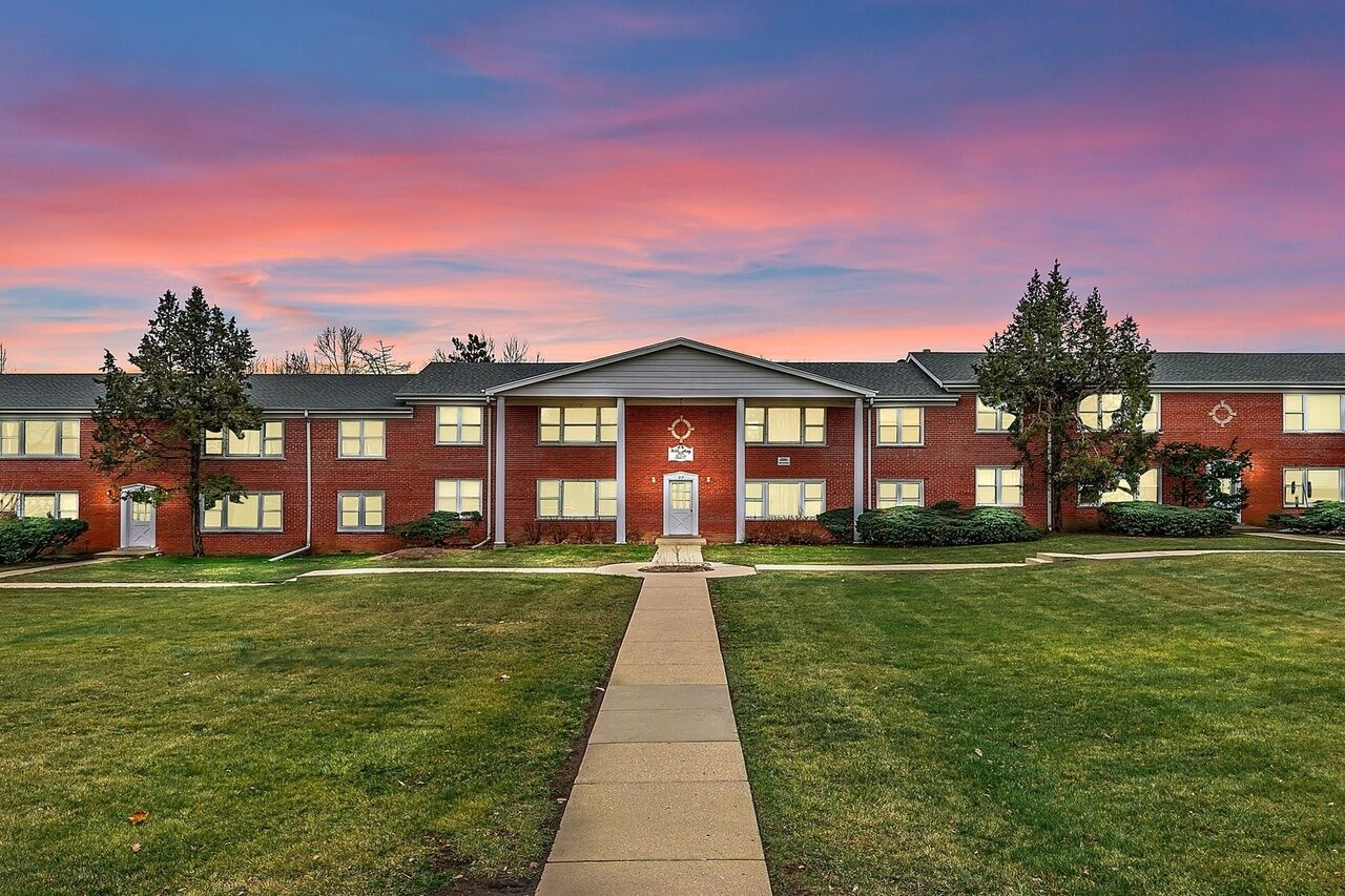 Property Photo:  209 W Johnson Street 1B  IL 60067 