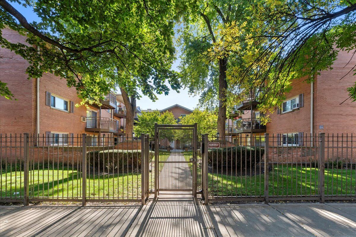 Property Photo:  1537 W Farwell Avenue 1N  IL 60626 