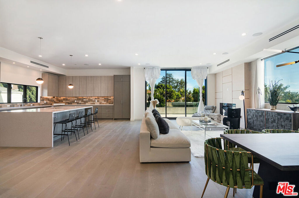 Property Photo:  10563 Ashton Avenue 2  CA 90024 