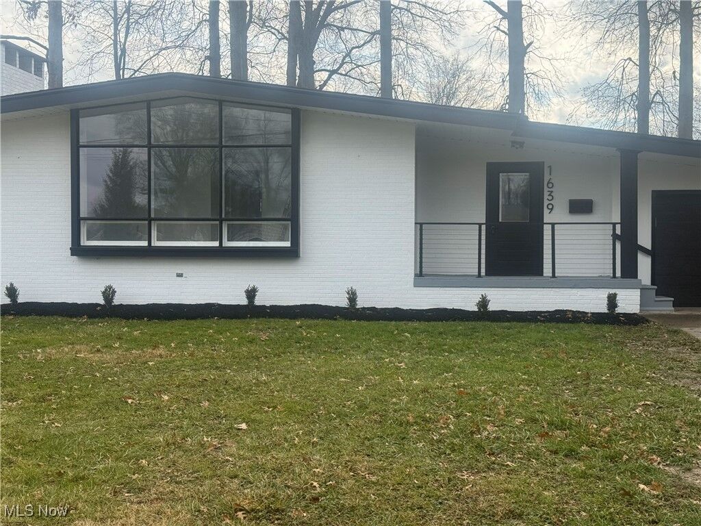 Property Photo:  1639 Oakdale Drive  OH 44485 