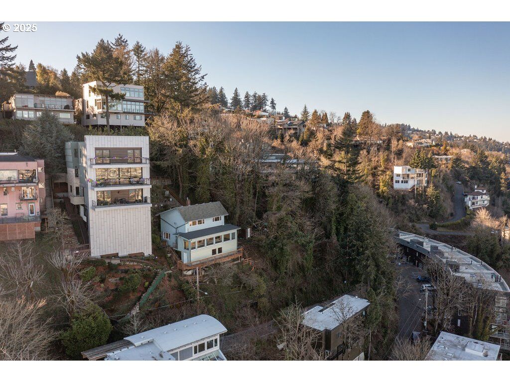 Property Photo:  2604 SW Buckingham Ave  OR 97201 