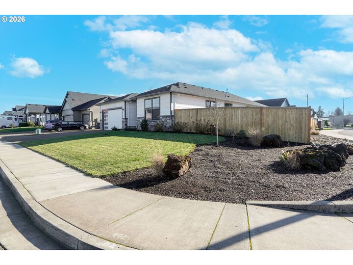 Property Photo:  510 NE Aspen St  OR 97385 