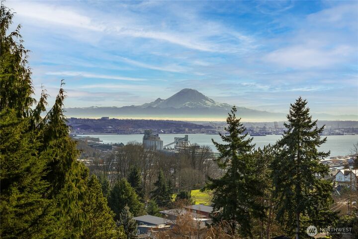 Property Photo:  3026  26th Avenue W  WA 98199 