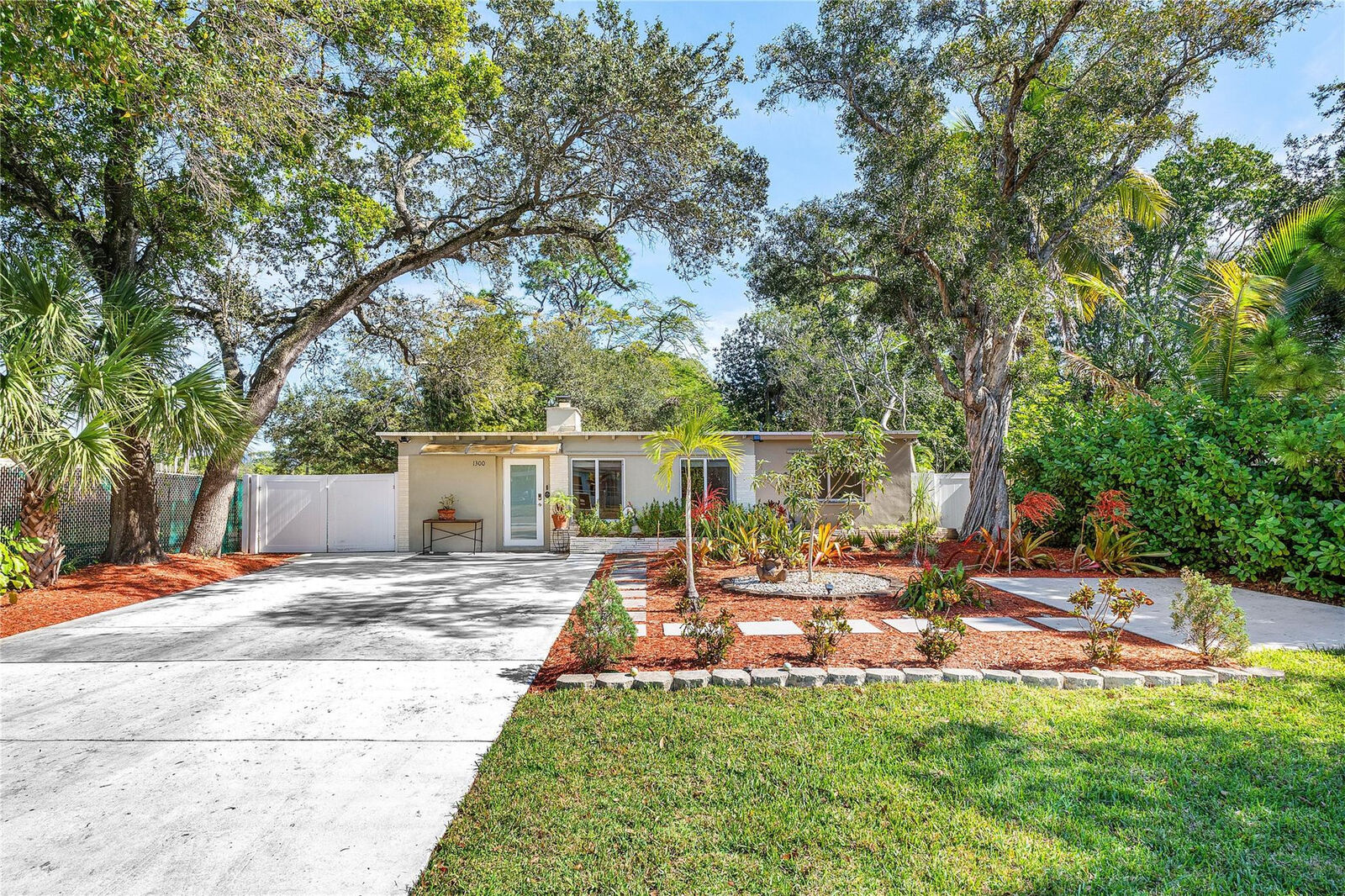 Property Photo: 1300 SW 19th Avenue FL 33312