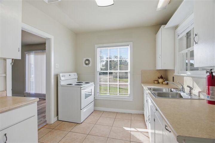 Property Photo:  521 E Oak Lane E  LA 70605 