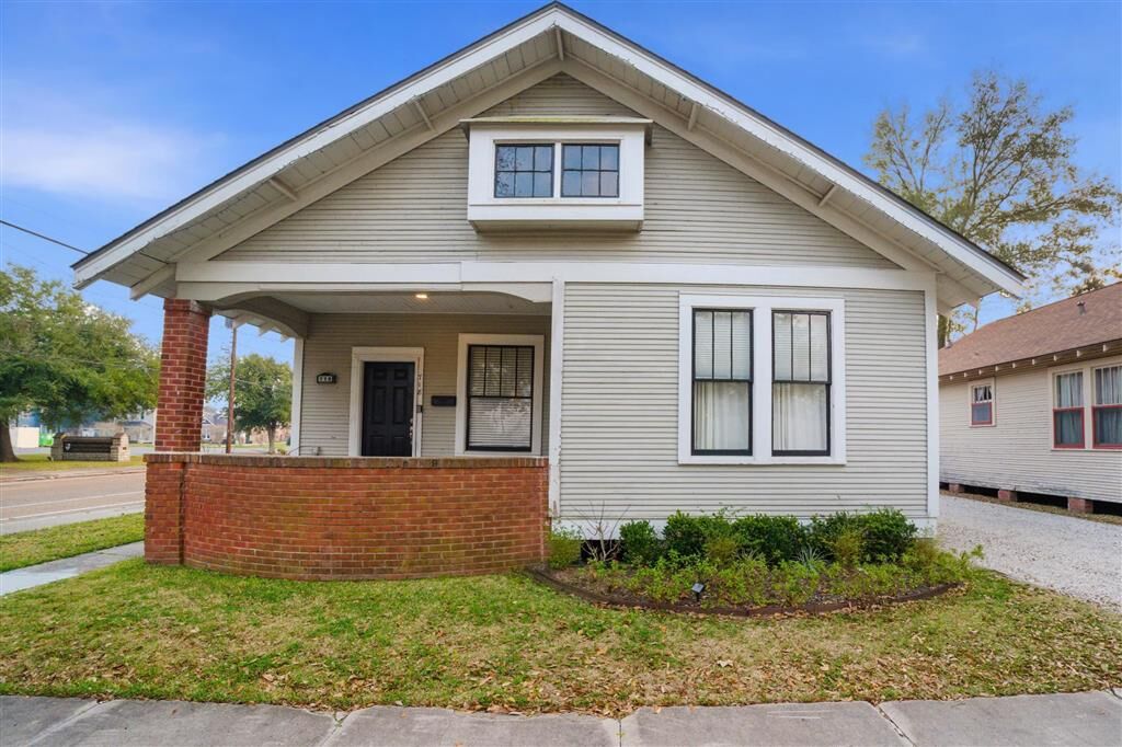 Property Photo:  718 Division Street  LA 70601 