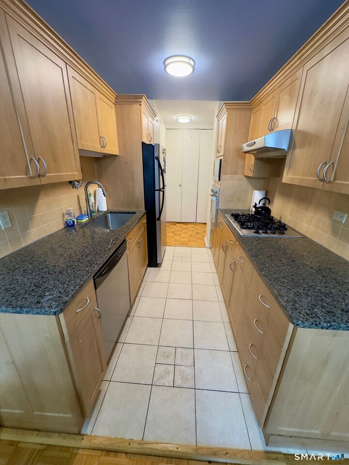 Property Photo:  31 Woodland Street 1I  CT 06111 