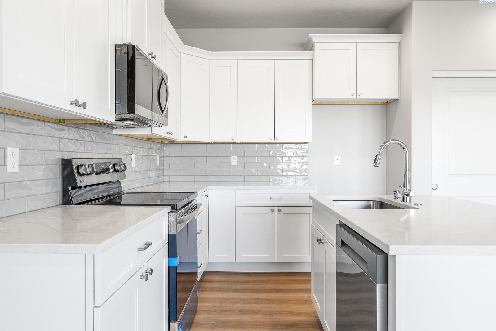 Property Photo: 7472 Grapevine Ct WA 99353