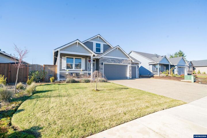 Property Photo:  459 NE Cedar St  OR 97385 