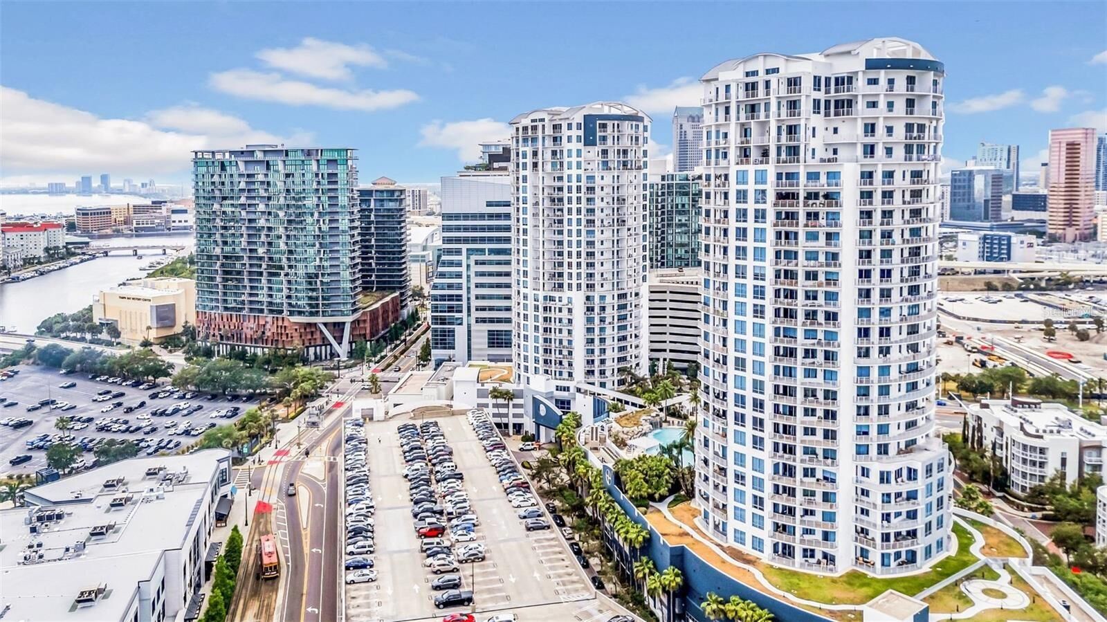 Property Photo:  1209 E Cumberland Avenue 2006  FL 33602 