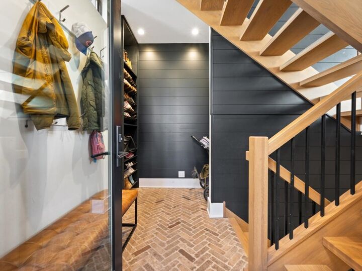 Property Photo:  2109 W Montrose Avenue  IL 60618 