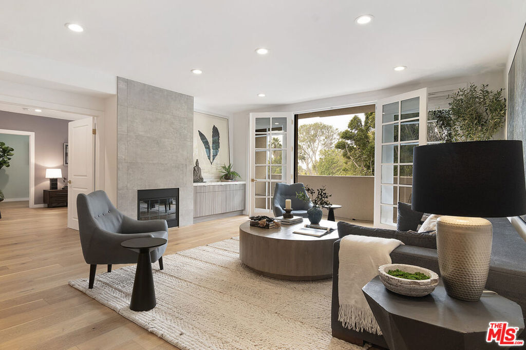 Property Photo:  575 S Barrington Avenue 211  CA 90049 