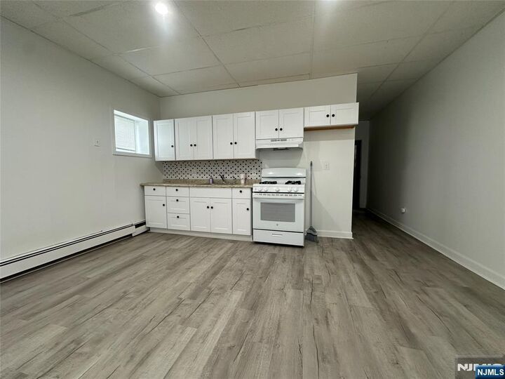 Property Photo:  52-54 Stuyvesant Avenue 1st Floor #5  NJ 07071 