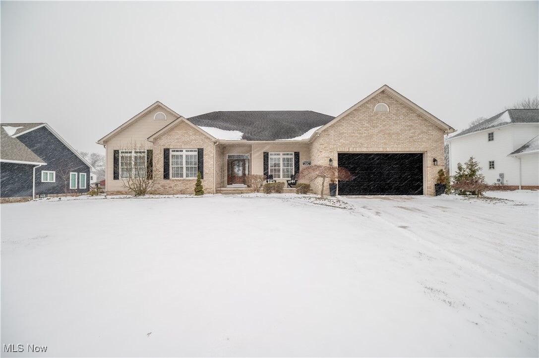 Property Photo:  257 Country Club Drive SE  OH 44484 