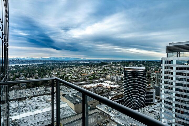 Property Photo:  650  Bellevue Way NE 3705  WA 98004 