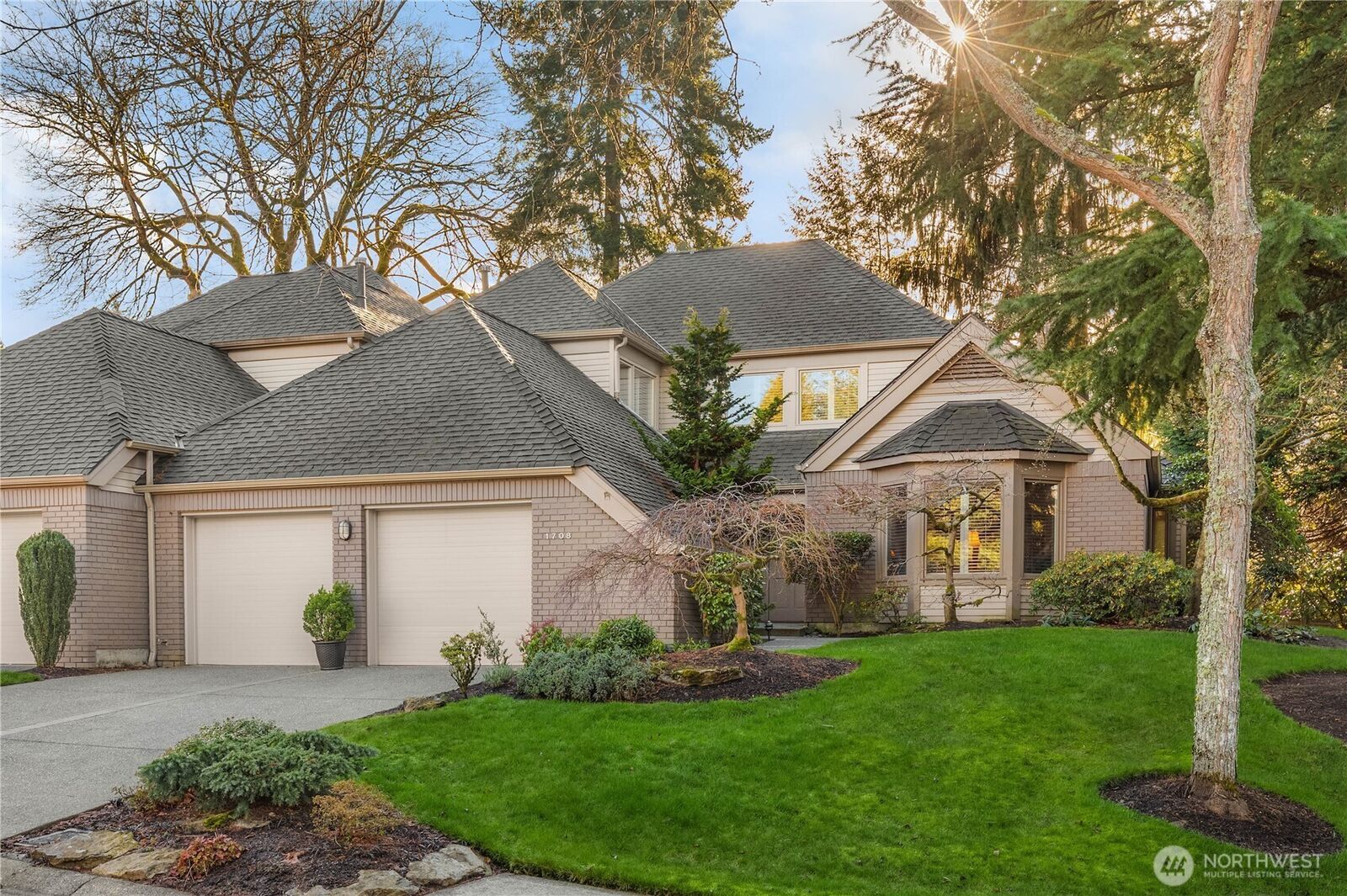 Property Photo: 1708 Bellevue Way NE WA 98004