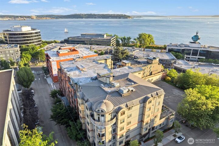 Property Photo:  133  Queen Anne Avenue N 304  WA 98109 