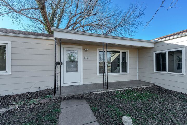 Property Photo:  1925 S Elizabeth St  KS 67213-3525 