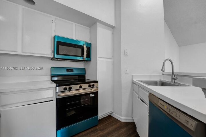 Property Photo:  3340 N Pinewalk Dr N 1527  FL 33063 