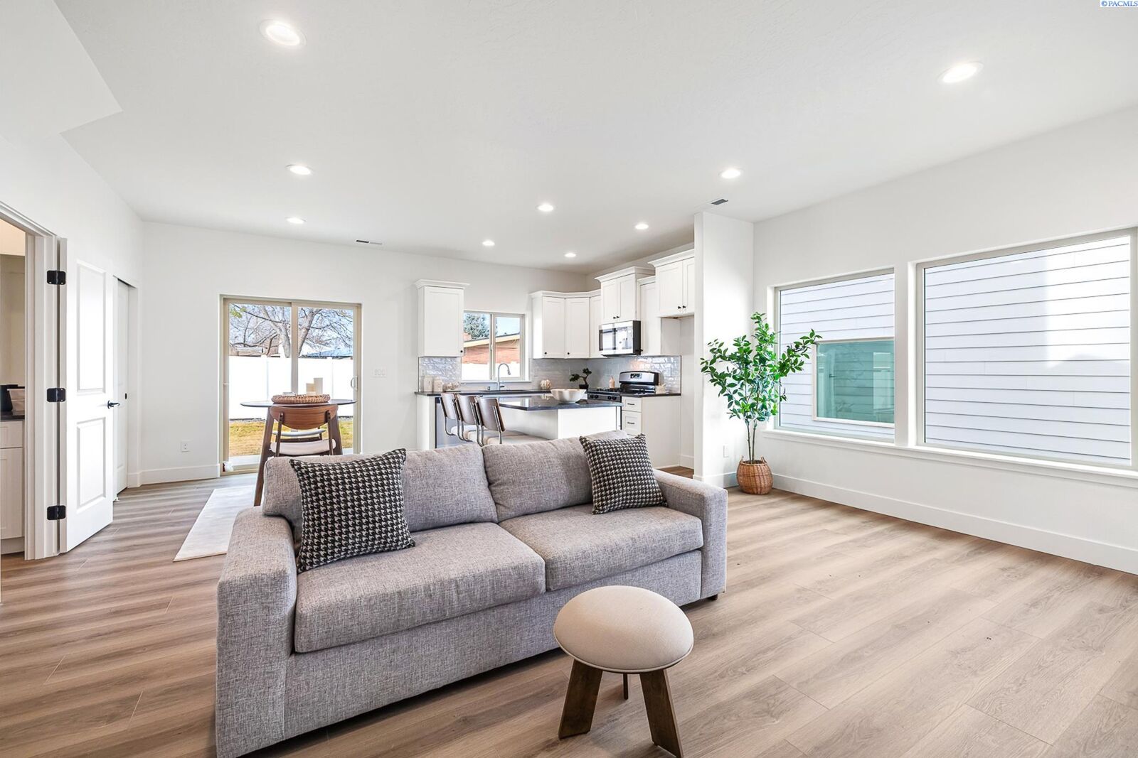 Property Photo:  1030 S Underwood Pl  WA 99337 