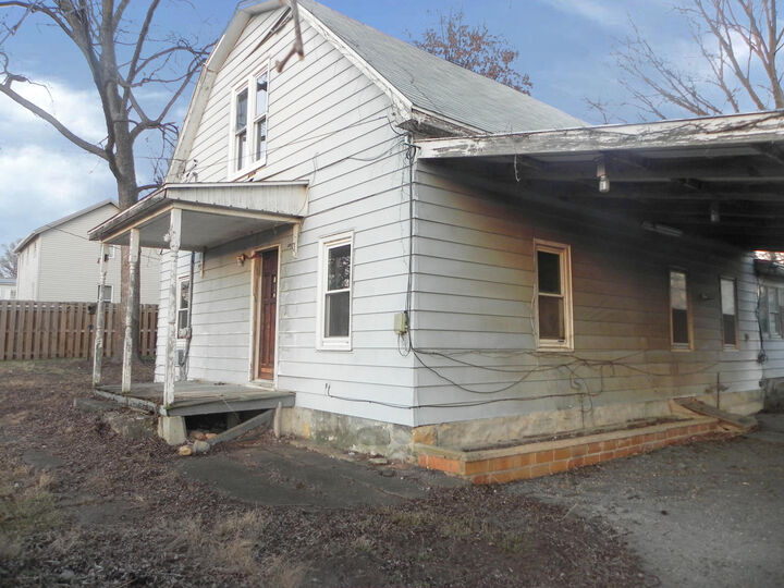 Property Photo: 202 Olive St MO 65348