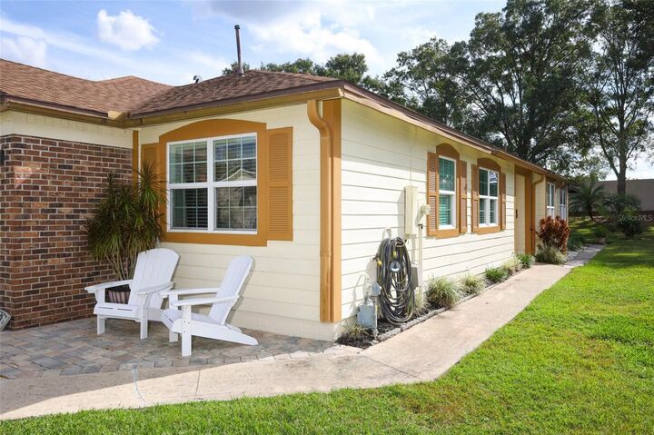 Property Photo:  949 Norfolk Court  FL 32750 