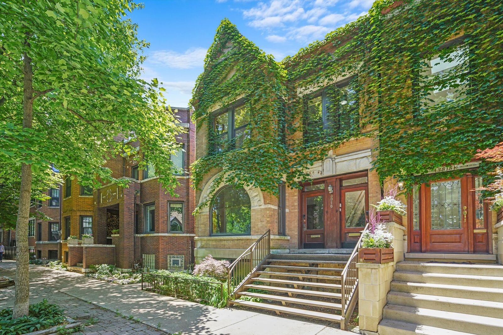 Property Photo: 3816 N Kenmore Avenue IL 60613