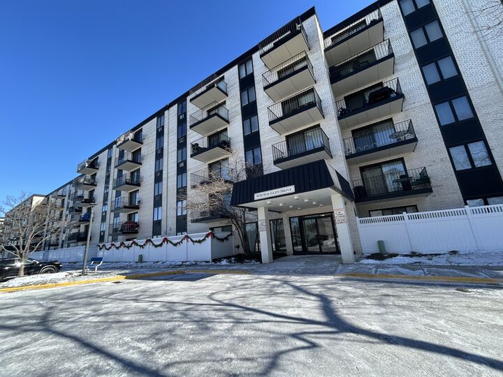 Property Photo:  9731 N Fox Glen Drive 5C  IL 60714 