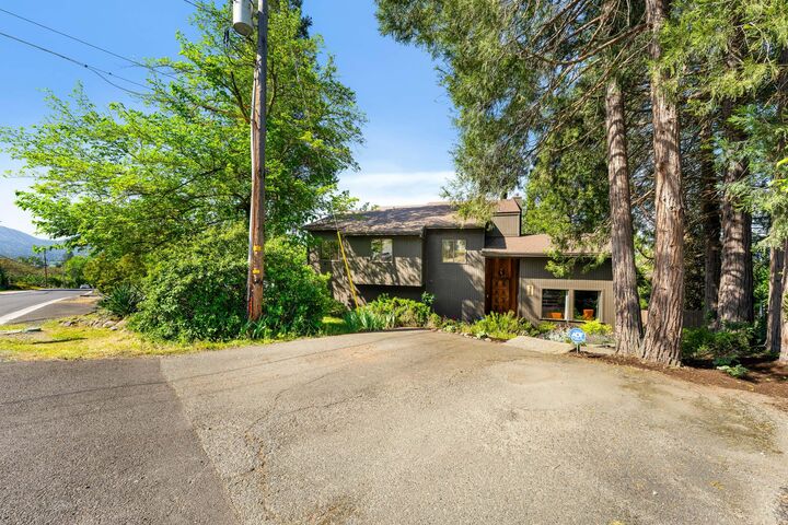 Property Photo:  956 NE Beacon Drive  OR 97526 
