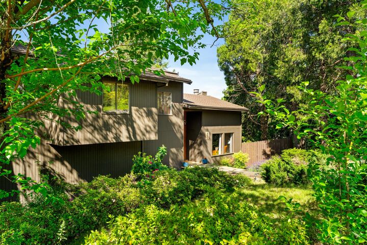 Property Photo: 956 NE Beacon Drive OR 97526