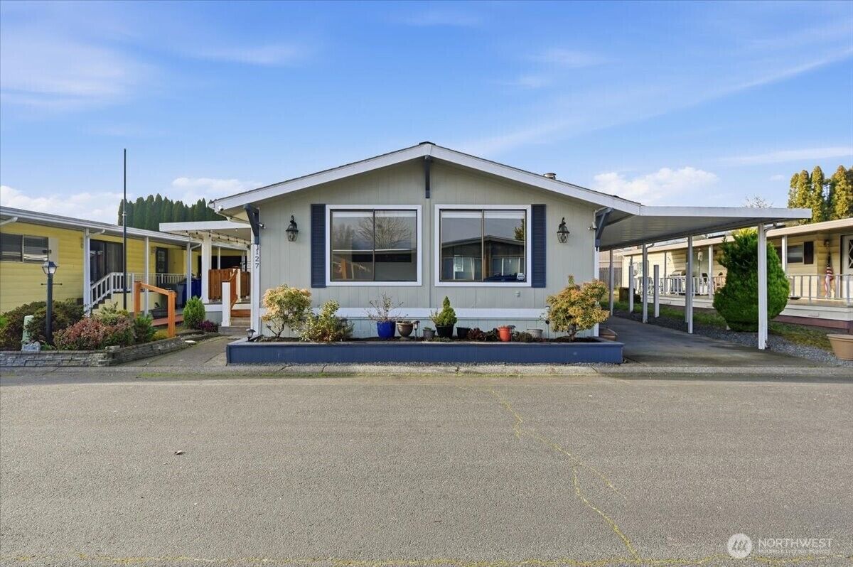 Property Photo:  1402  22nd Street NE 127  WA 98002 