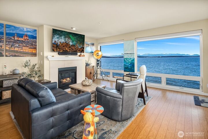 Property Photo:  1402  Alki Avenue SW 402  WA 98116 