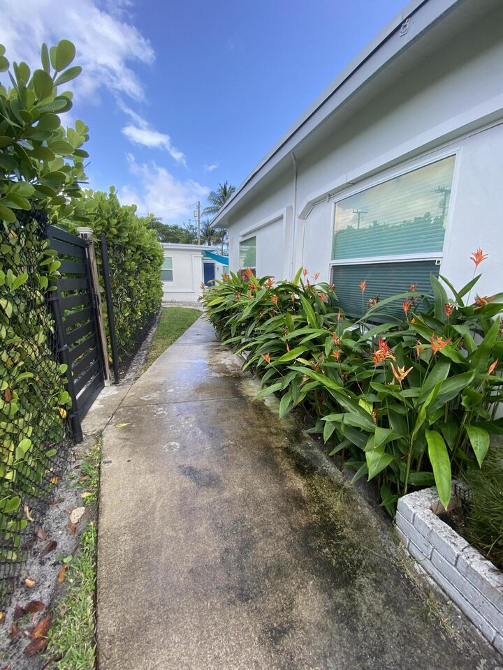 Property Photo:  304 SE 3rd Street  FL 33483 