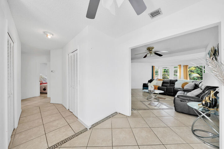 Property Photo:  213 SE Eyerly Avenue  FL 34983 