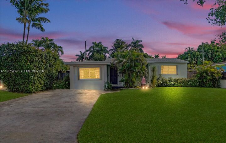 Property Photo: 1105 N 31st Ct FL 33021