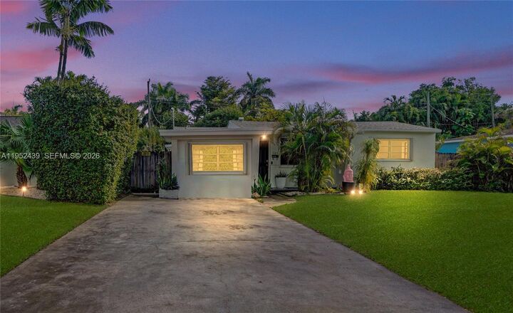 Property Photo:  1105 N 31st Ct  FL 33021 