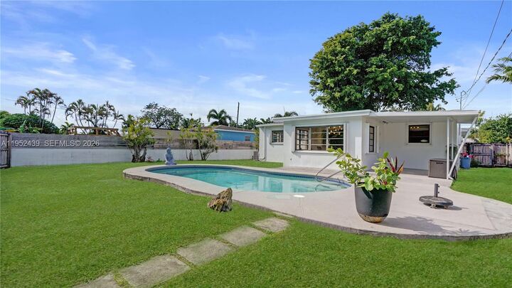 Property Photo: 1105 N 31st Ct FL 33021