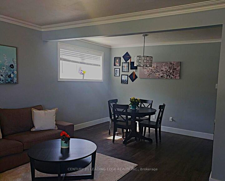 Photo de la propriété:  98 Flora Drive W  ON M1P 1A6 