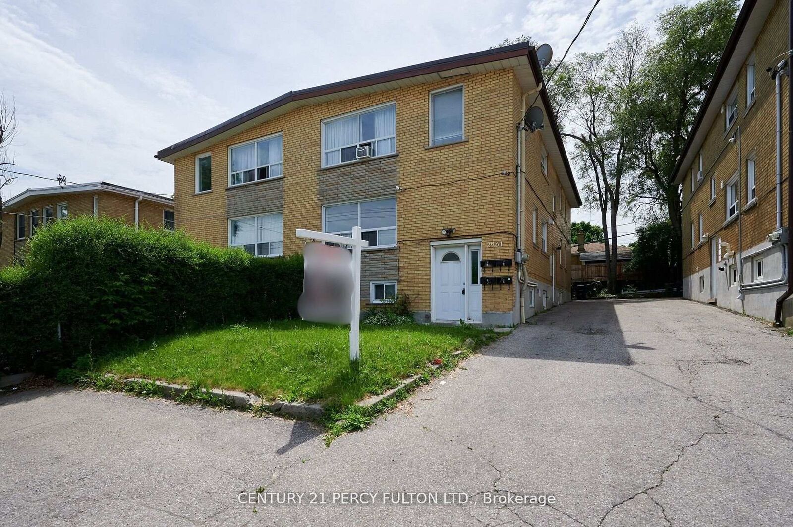 Property Photo:  2961 Lawrence Avenue E  ON M1P 2V6 