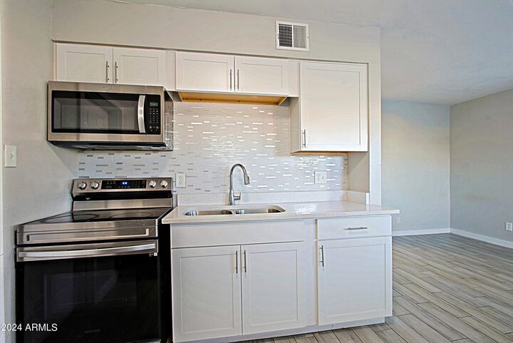 Property Photo: 6808 N 23rd Avenue Apt 6 AZ 85015