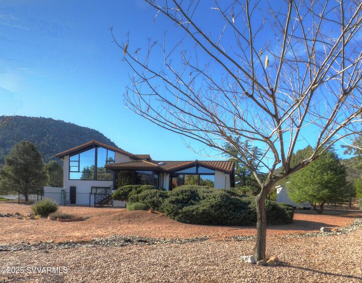 Property Photo:  925 E Saddlehorn Road  AZ 86351 